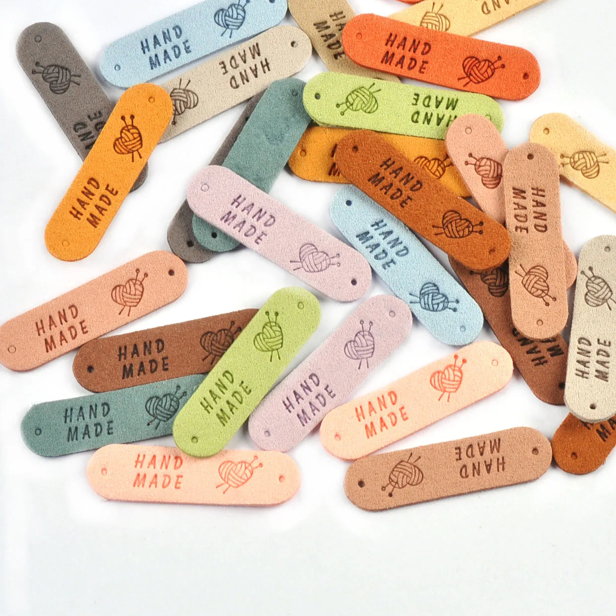 20Pcs 4.5x1.2cm 15Colors Mixed Leather Embossed Labels Sewing Accessories 2holes Garment Tag Handmade DIY Clothes Material c4017 Qme