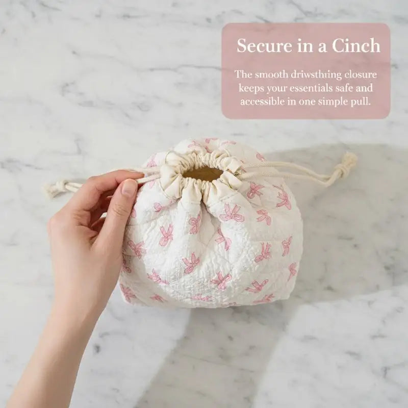 Cute Drawstring Cosmetic Pouch with Pink Bow Pattern – Durable Quilted Design for Women Qme