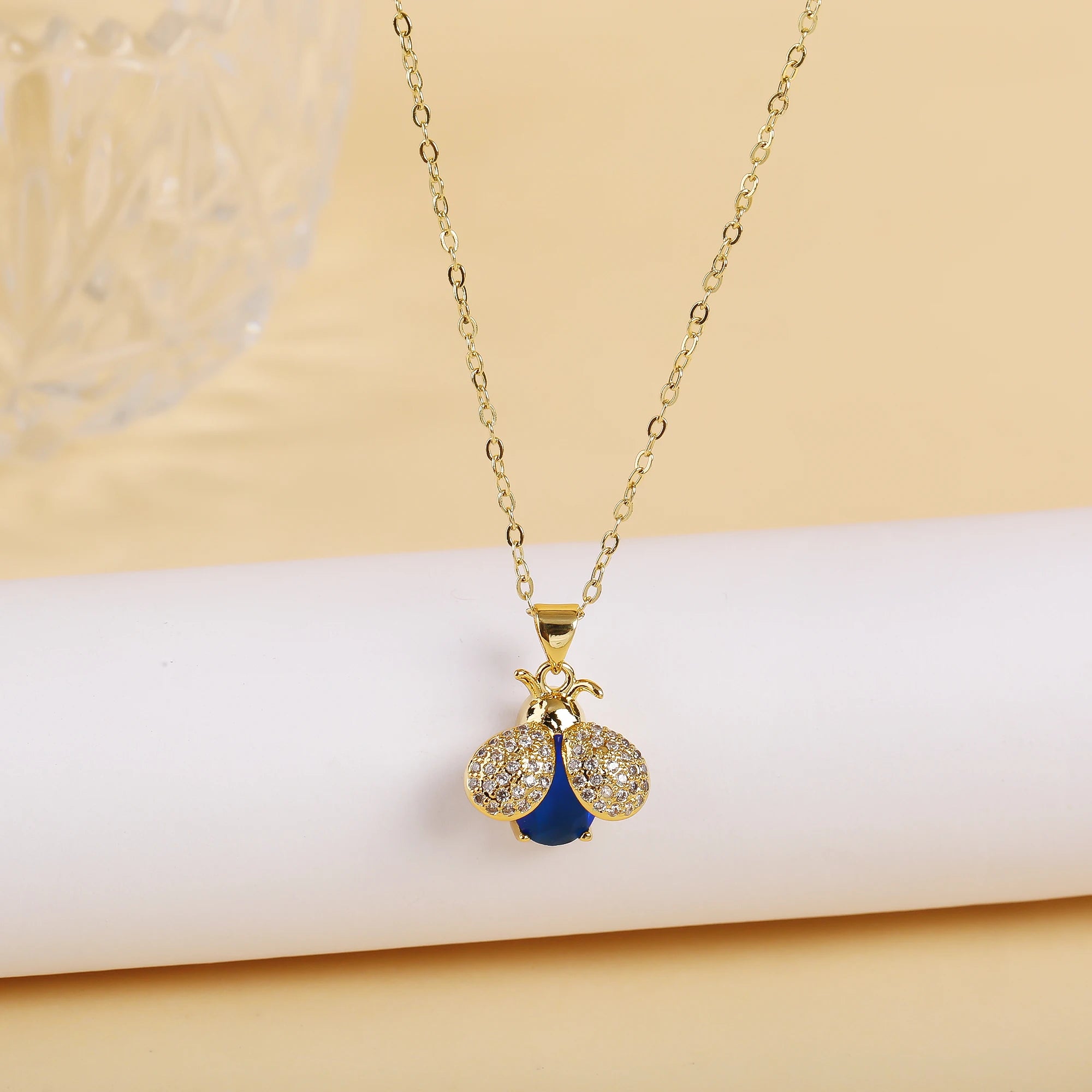 Light Luxury Fashion Gold Plated Crystal Zirconia Bee Pendant Necklace For Female Male Copper Chain Choker Jewelry Accessories Qme 1