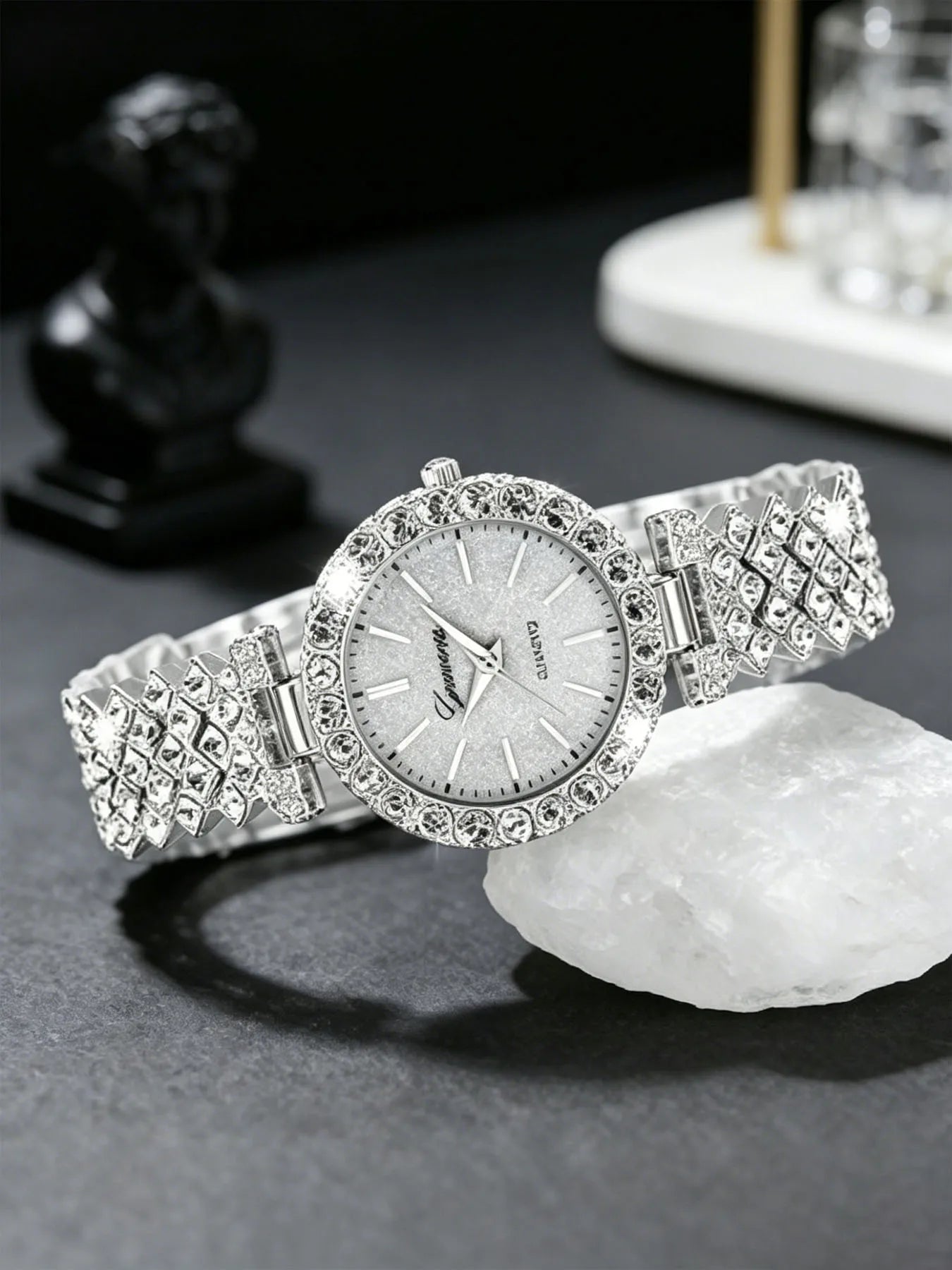 4-piece watch bracelet set, women's diamond quartz watch, women's high-end fashion student watch set Qme