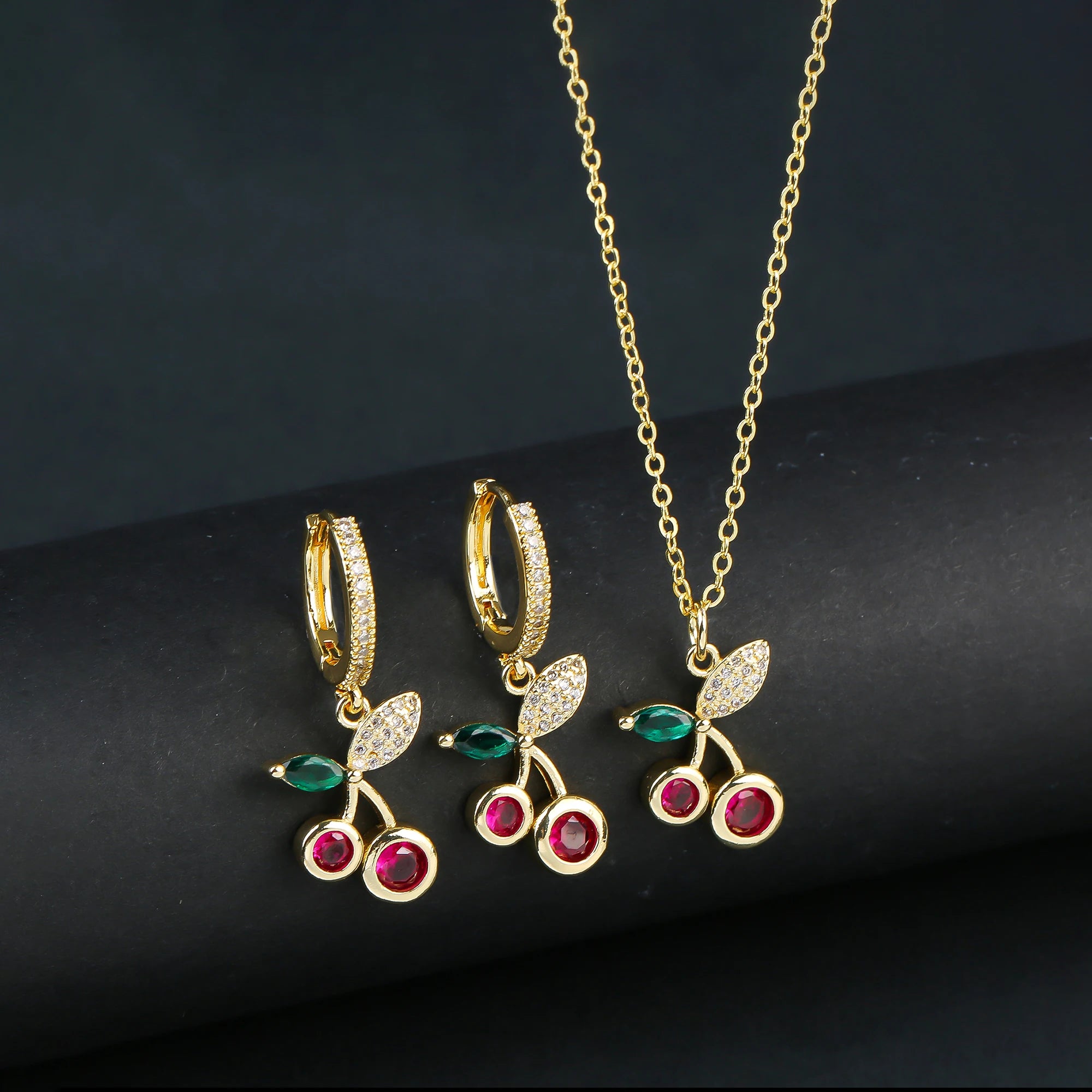 2pcs Hot Sale Fruit Cherry Strawberry Crystal Earrings Necklace Jewelry Set Lucky for Woman Shiny Zircon Party Gift Accessories Qme Jewelry Set 7