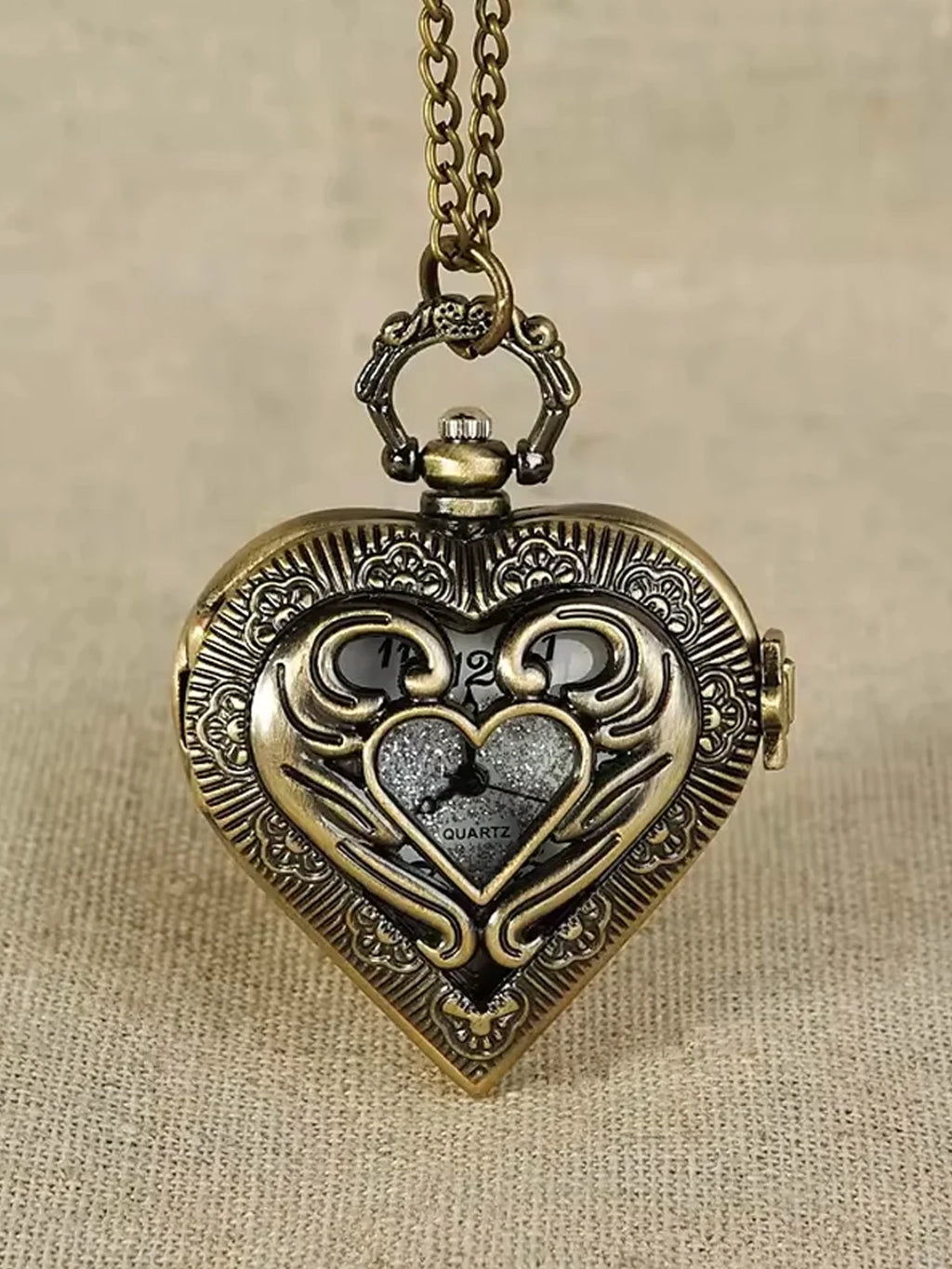 Vintage hollowed out heart-shaped pocket watch with carved heart quartz watch for couples, digital pointer pocket watch Qme Bronze