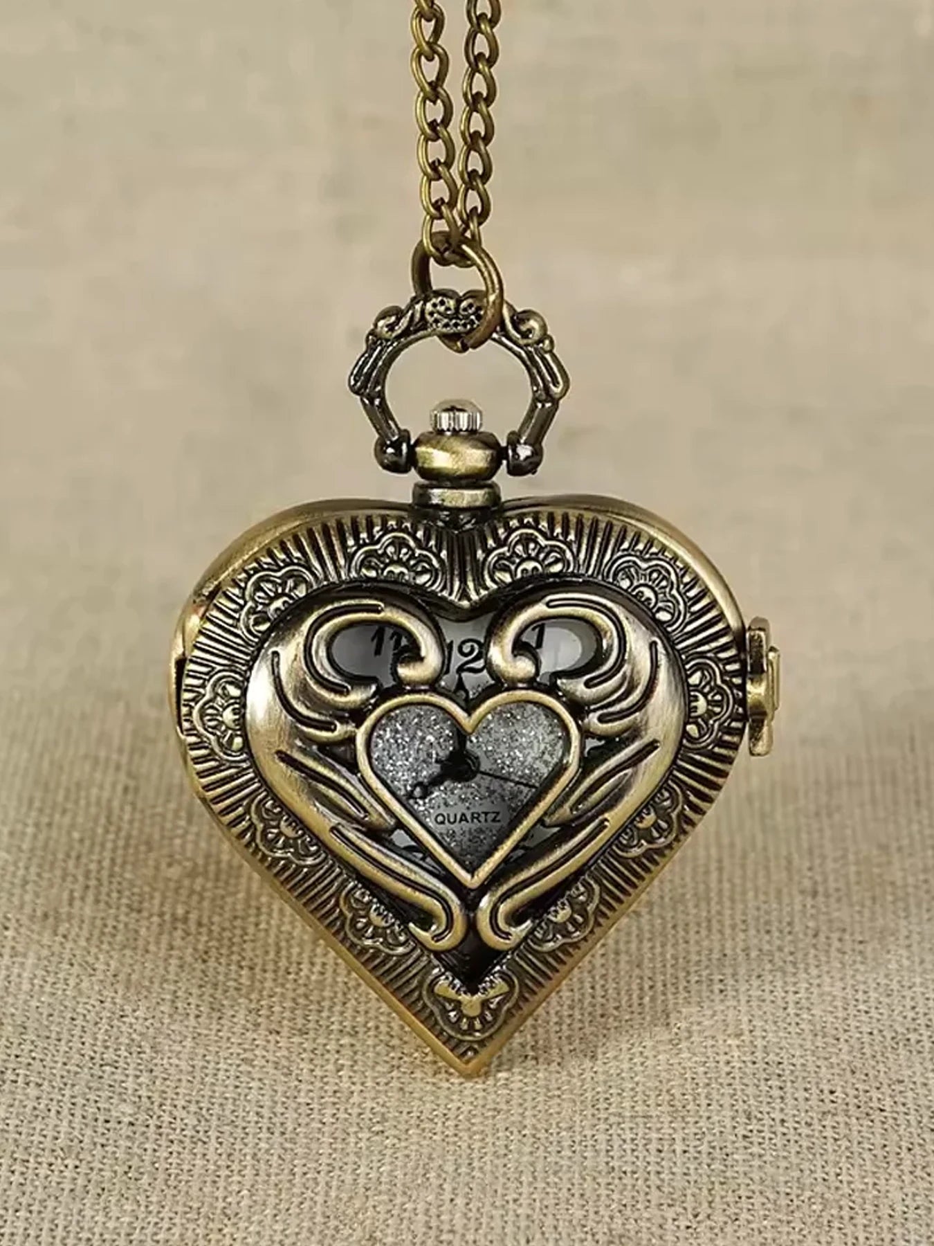 Vintage hollowed out heart-shaped pocket watch with carved heart quartz watch for couples, digital pointer pocket watch Qme Bronze