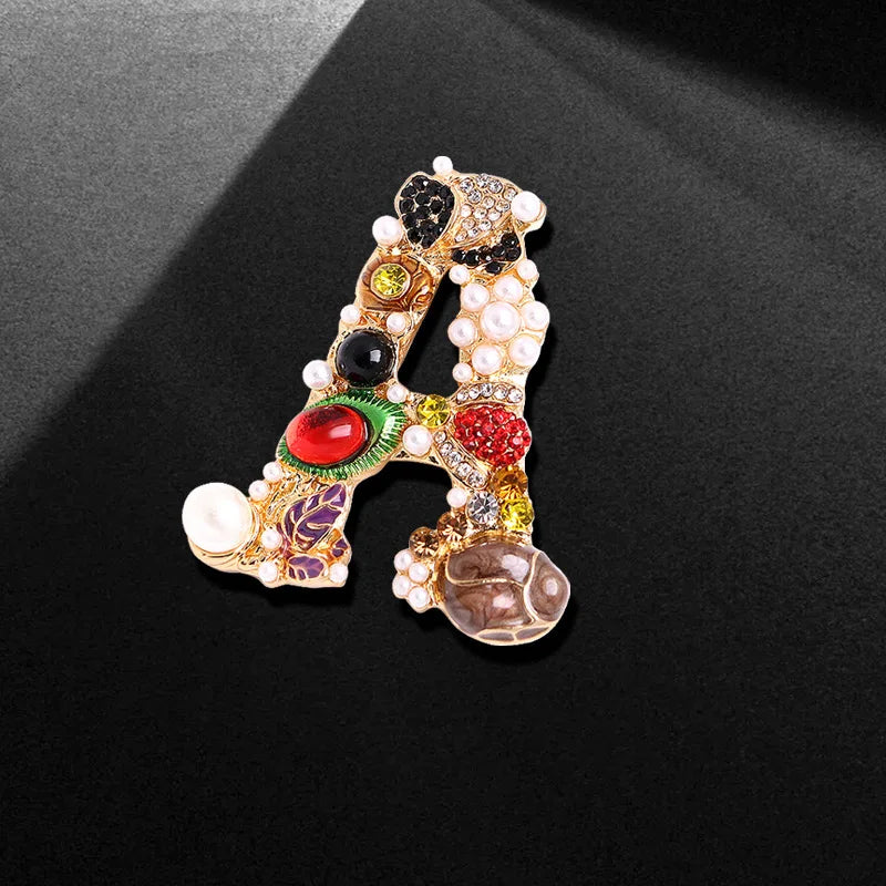 Vintage Luxury Crystal Pearl Letter Brooch Korean Style Elegant Pin for Women Coat Dress High End Clothing Accessories Jewelry Qme SXZ257