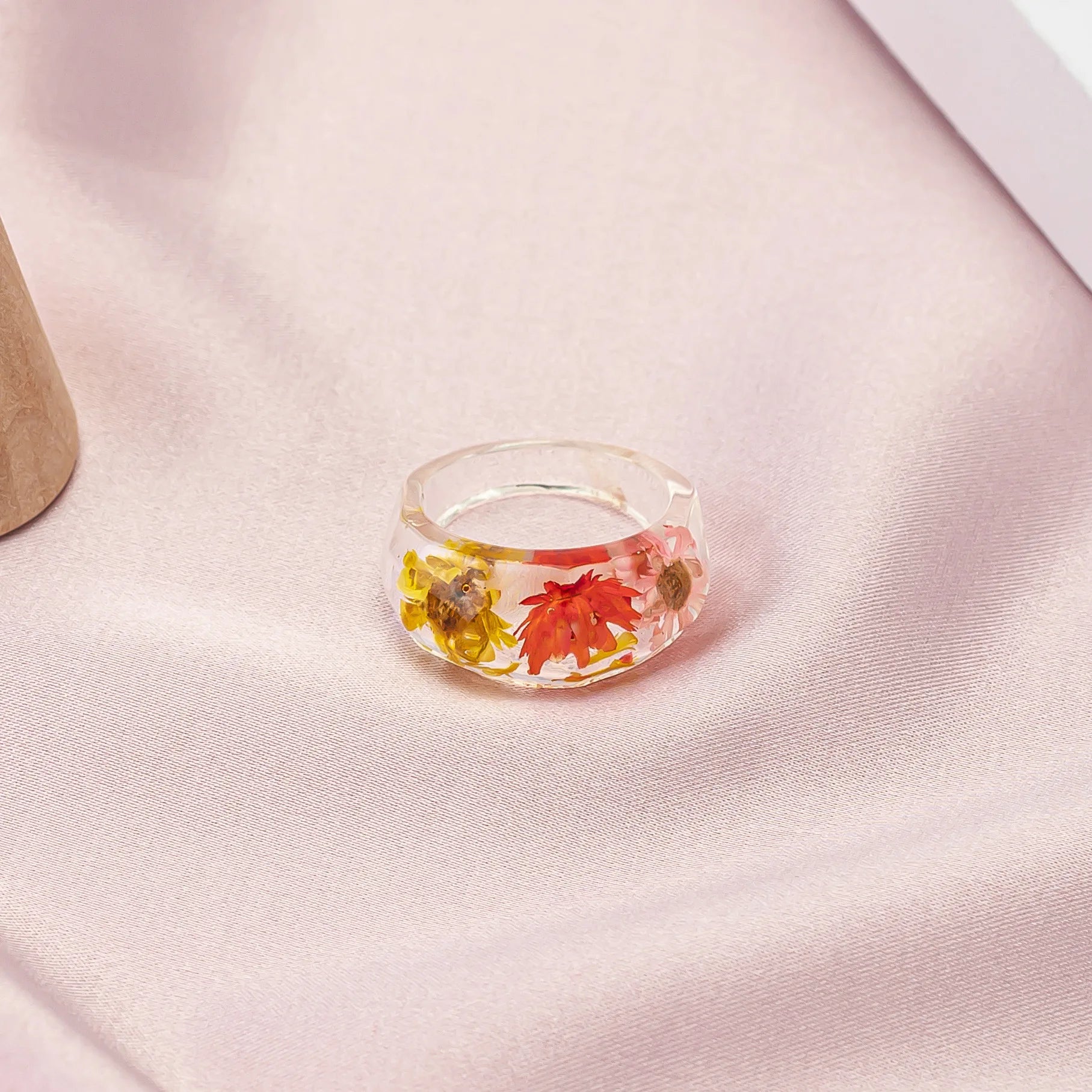 Fashion Flowers Minimalist Resin Daisy Dried Flower Retro Acrylic Ring Female Creative Personality Fresh Ring Wholesale Gift Qme 3