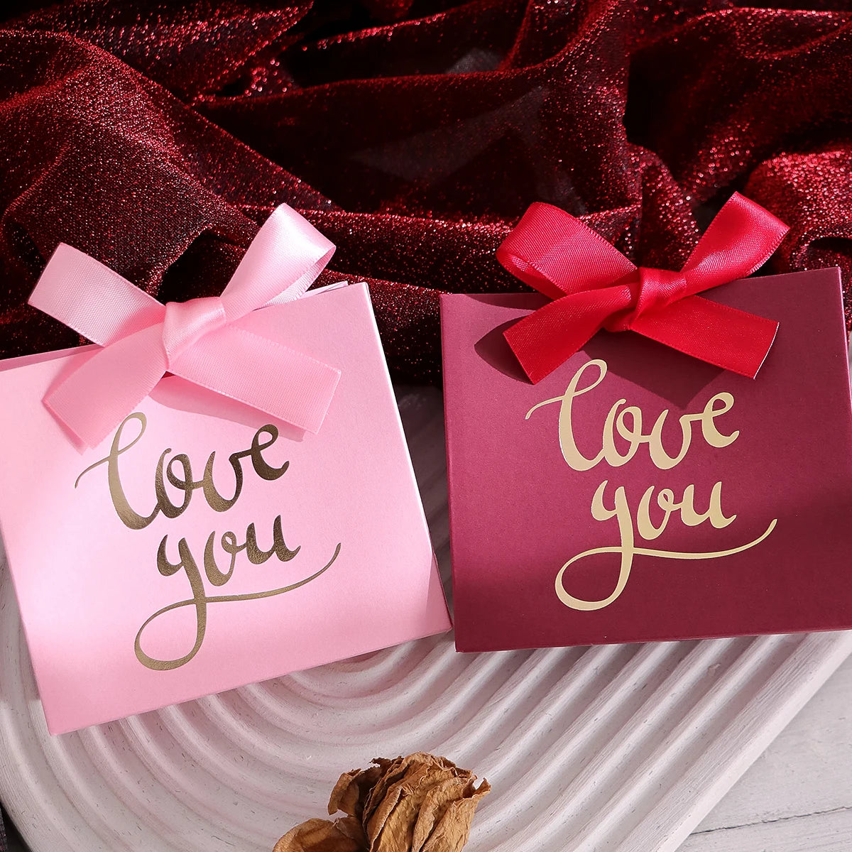 Set of 10 Cute Mini Gift Bags - “Love” Design for Candies, Chocolates and Small Gifts - Perfect for Valentine's Day, Anniversari Qme
