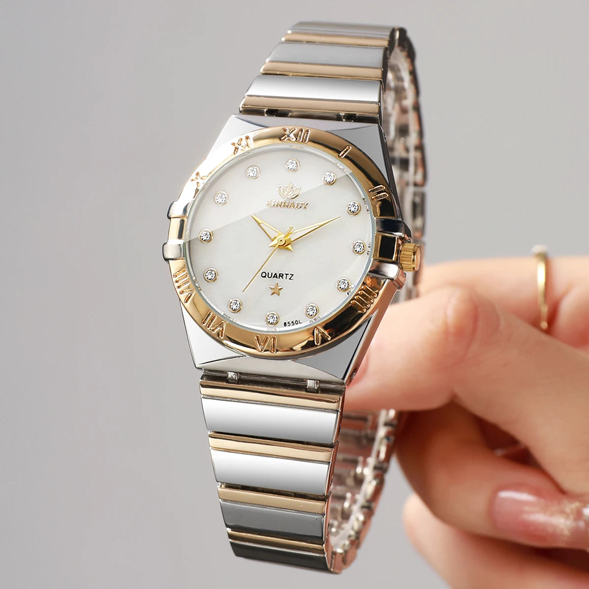 Two Tone Women Quartz Watch Rhinestone Dial Roman Bezel Alloy Band Elegant Ladies Dress Watch Qme