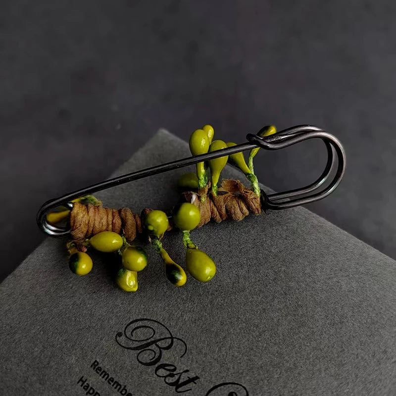 Large Brooches Entwined Simulated Fruit Plant Decoration Vintage Brooch Sweater Scarf Buckle Cardigan Suit Big Pin Qme A2