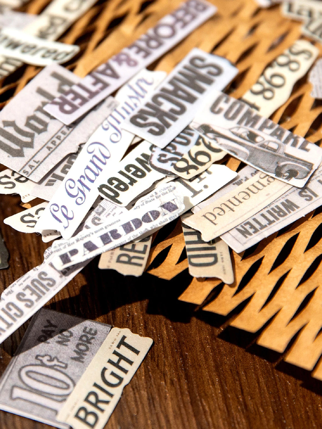 Iron Box Stickers 200pcs/bag Art Text Fragments Vintage Stickers DIY & Scrapbook Journal Decor Iron Box Stickers Qme