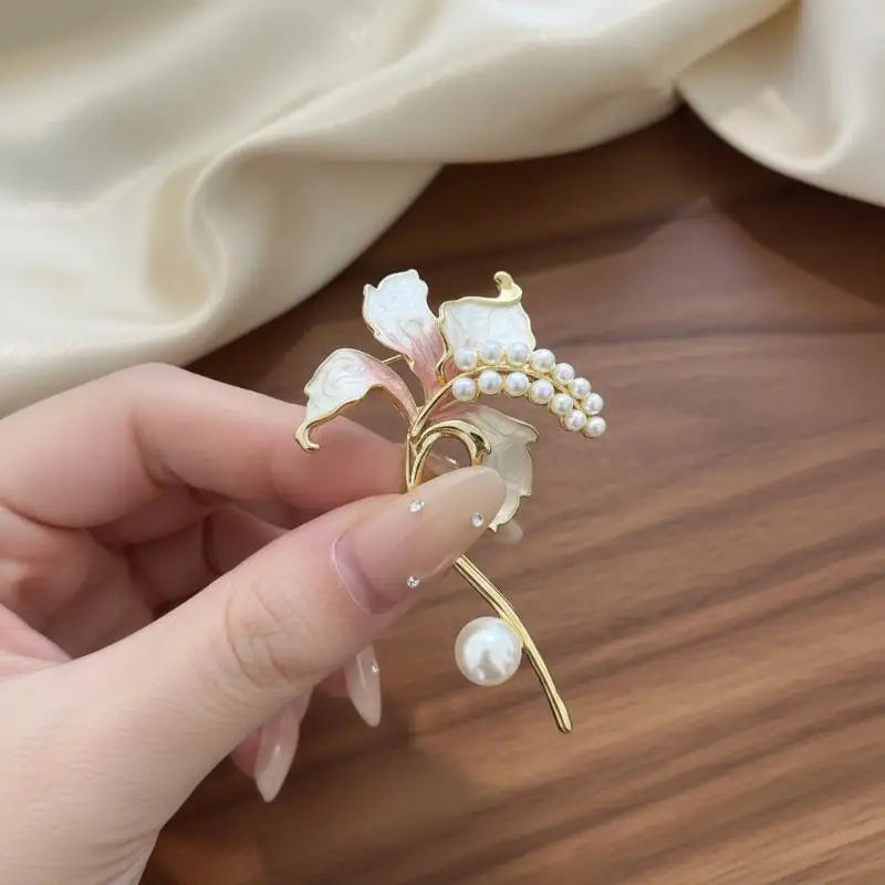 Fashion Pretty Enamel Imitate Pearl Flower Brooches For Women Lily Flowers Plants Brooch Pins Party Jewelry Accessories Gifts Qme