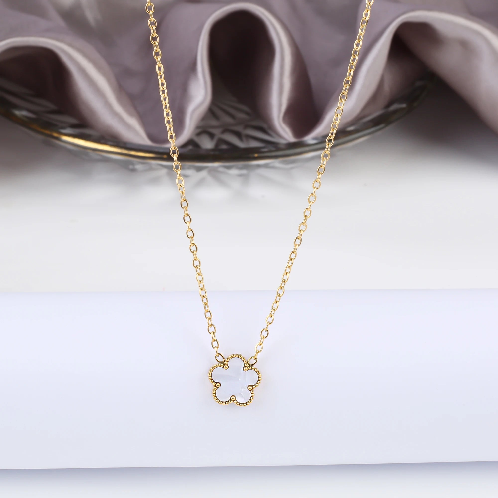 Simple Stainless Steel Five Leaf Flower Pendant Necklace Classic For Woman Girl Holiday Daily Wear Jewelry Gift Free Shipping Qme RED-BROWN