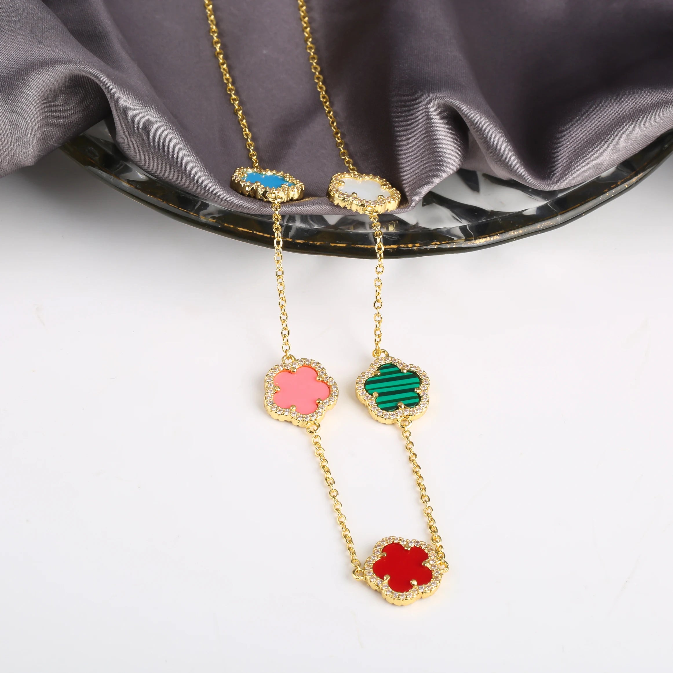 INS Hot Selling Women Five Leaf Clover Necklace Fashion Geometric Necklace Sweet Romantic Holiday Jewelry Gifts Wholesale Qme Q