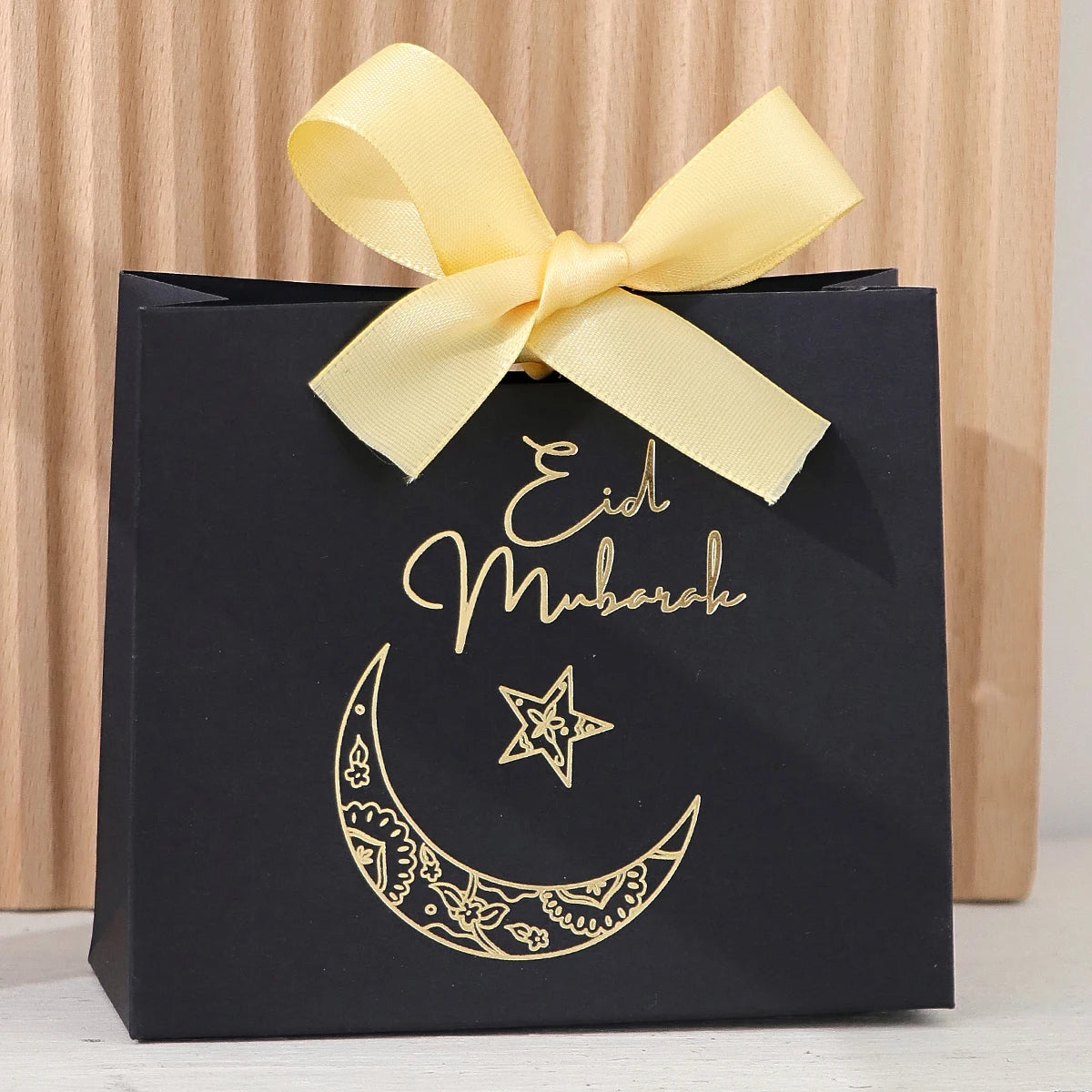 5 Exquisite and Compact Eid Gift Boxes, Available in Elegant Black, Luxurious Green, and Pure White, Decorated with Delicate Gold and Silver Star and Moon Patterns, and Adorned with Luxurious Gold and Silver Ribbons. These Gi Qme 5Pcs--Black-Yellow 11.5X10X4.5Cm