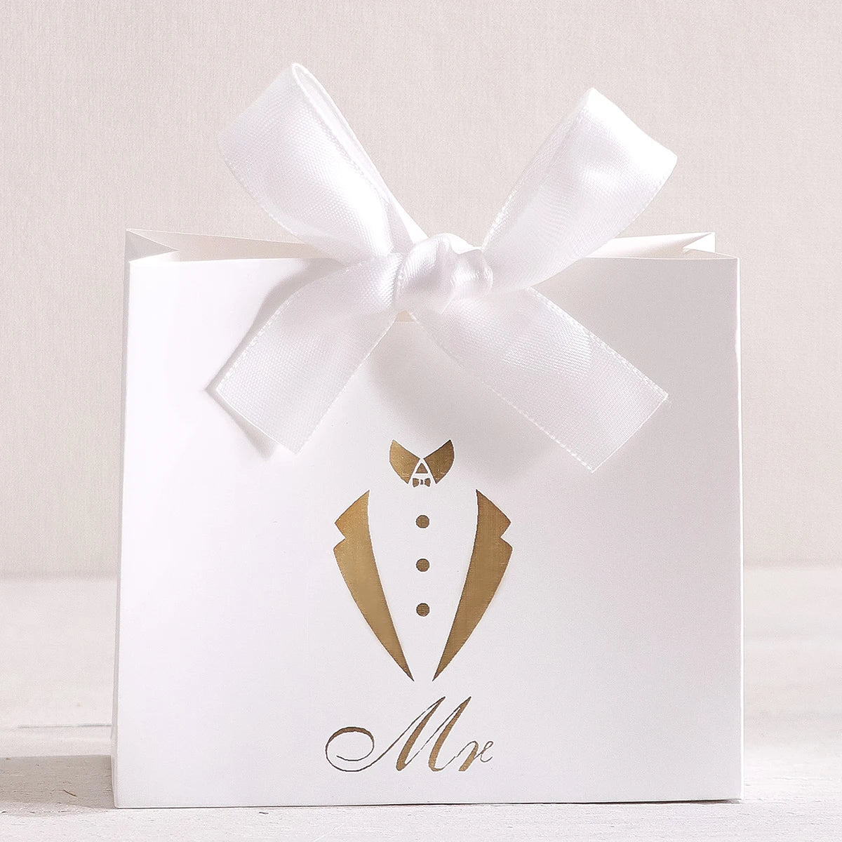 5-Piece Wedding Favor Boxes - Mini“Mr. and Mrs”。 Candy Boxes - Elegant Gold Printed Bride and Groom Design - Satin Bow - White Qme 5Pcs- Mr-Xz-White Other Other