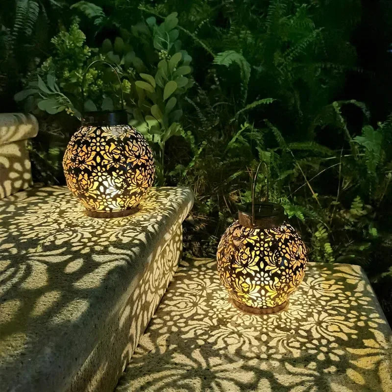 Solar LED Lantern Light, Outdoor Hanging Projection Light with Hollow Wrought Iron Design Waterproof Yard Garden Art Decoration Qme