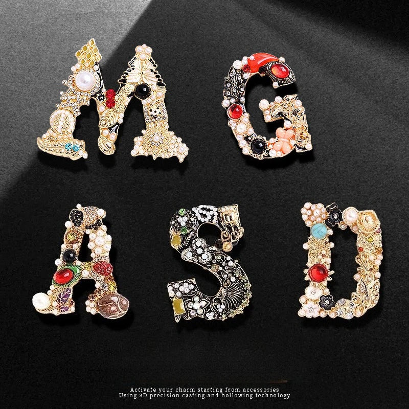 Vintage Luxury Crystal Pearl Letter Brooch Korean Style Elegant Pin for Women Coat Dress High End Clothing Accessories Jewelry Qme