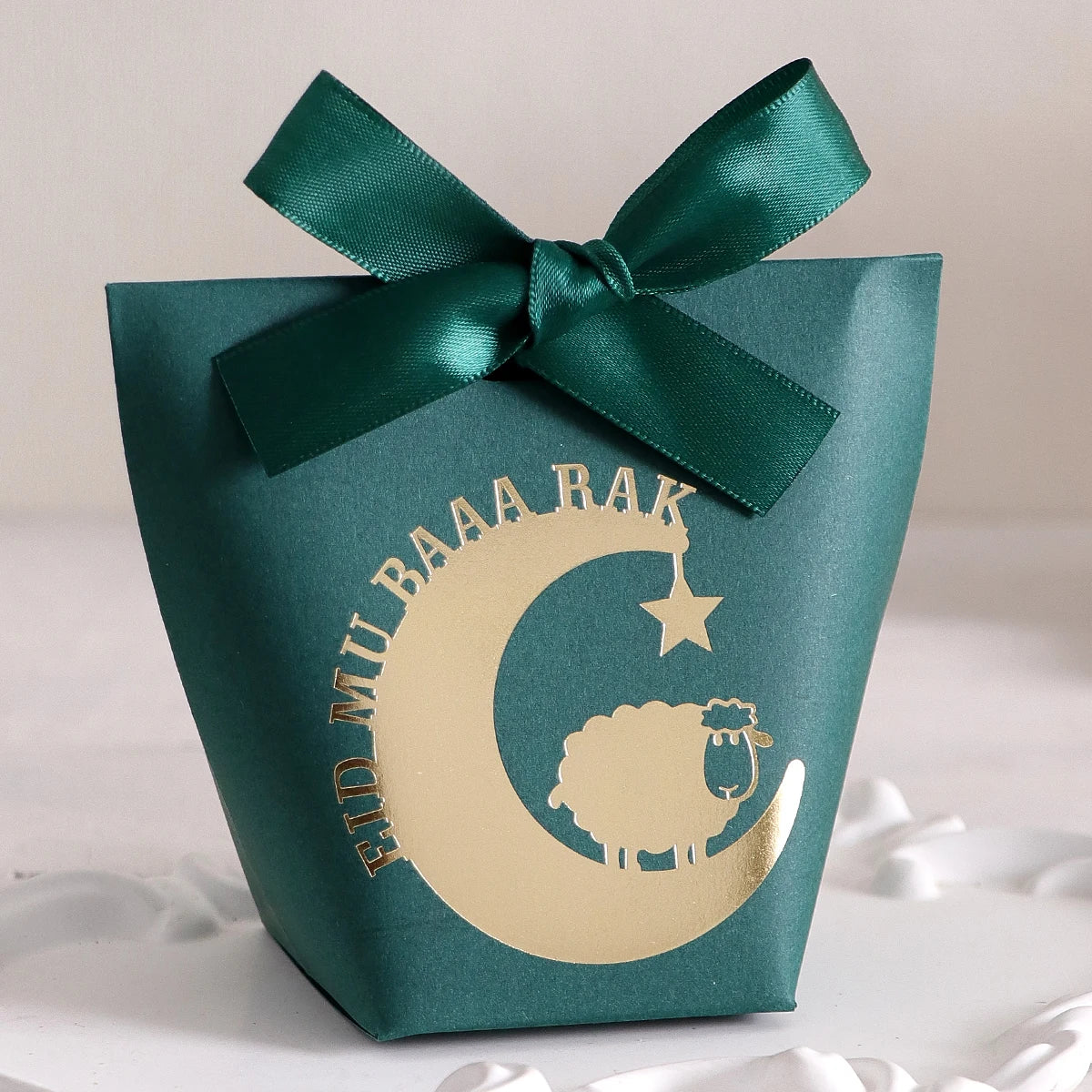 10 Elegant Black, White, and Green Eid Al-Adha Gift Boxes, Decorated with Creative Golden Crescent Lanterns and Lamb Motifs Perfect for Holding Candies, Chocolates, and Small Gifts. It Is a Celebration of the Eid Al-Adha. Qme Green-Green-10 Pcs Other Other