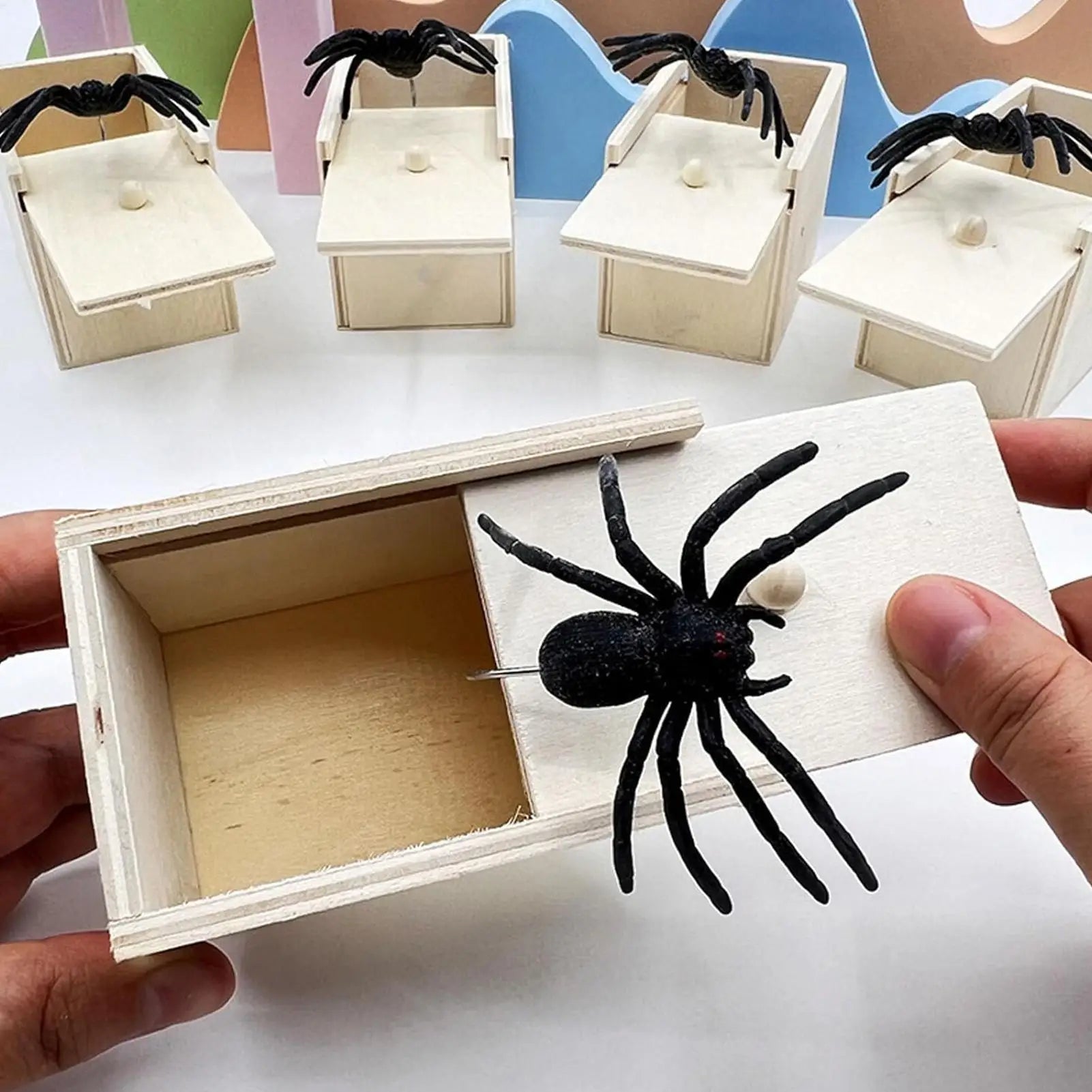 Spider Box Scary Home Decor Fake Spider Jump Rubber Animal Prank Toys for Coworkers Kids Holiday Party Birthday Fool's Day Qme