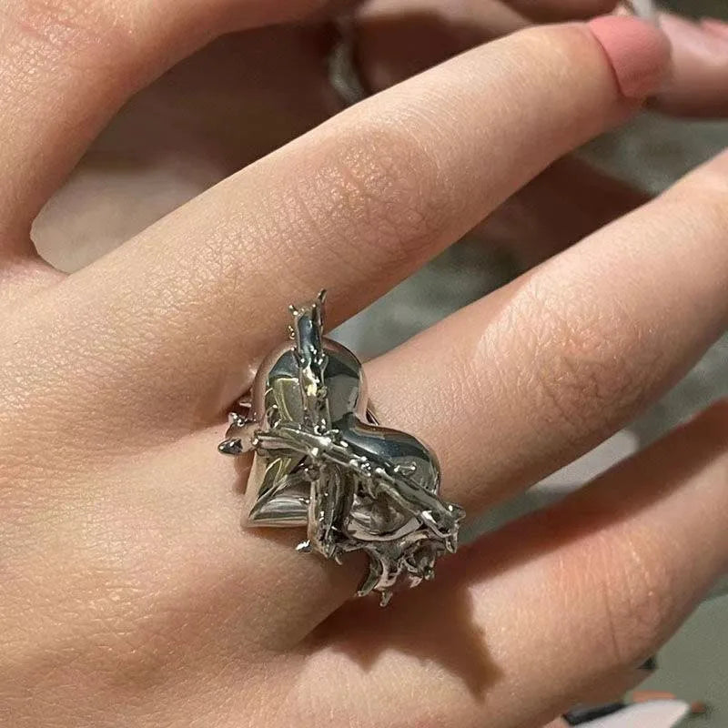 Dark Thorns Heart Ring Punk Hip Hop Gothic Lovers Heart Ring Fashion Street Men and Women Jewelry Gifts Qme