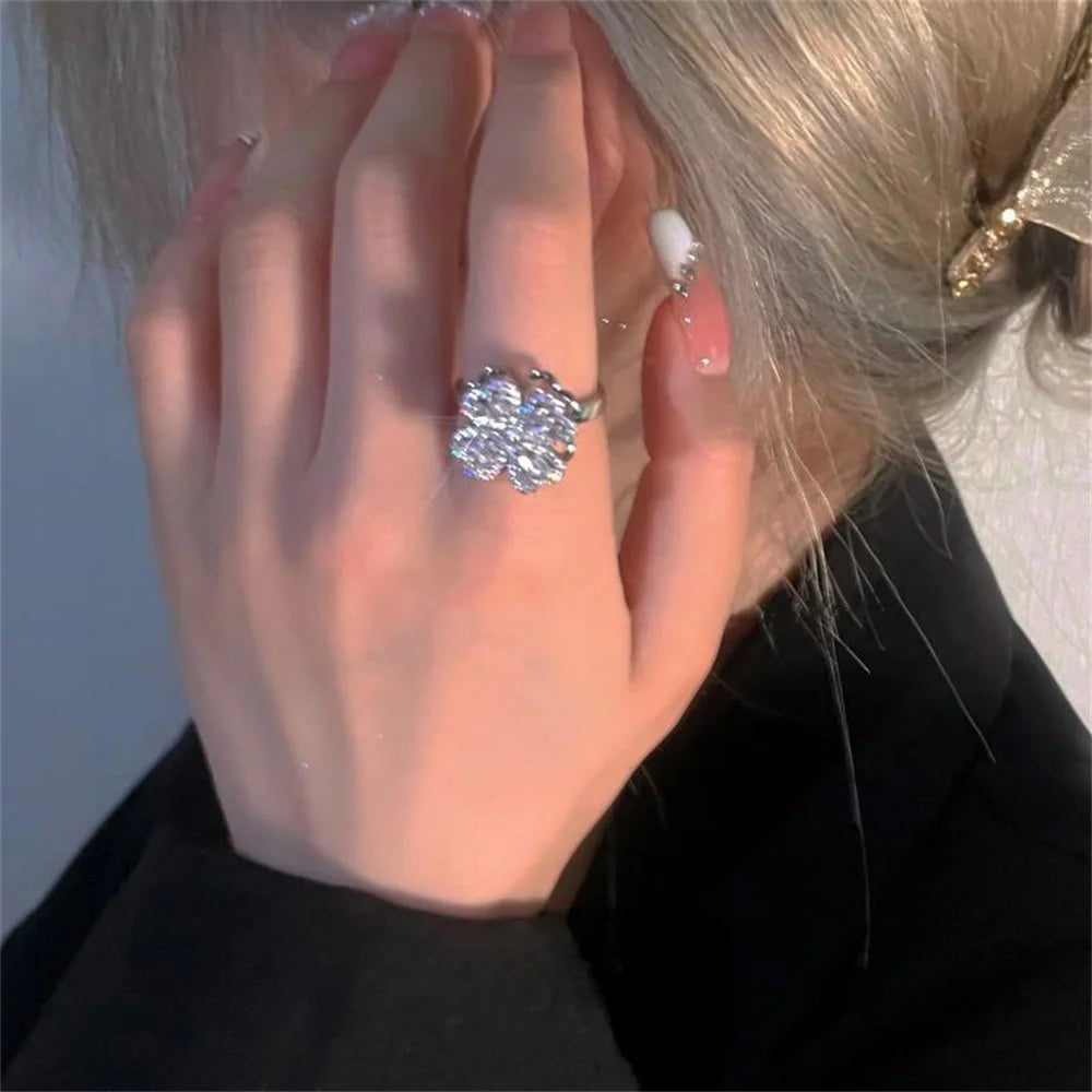 Fashionable and Personalized Rotating Four Leaf Zircon Ring for Women's Shiny Banquet Adjustable Sparkling Jewelry Gift Qme SILVER resizable
