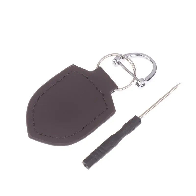 Car PU Leather Shield-Shaped Key Chain Key Ring Men And Women Bag Pendant Holiday Gift Auto Decorative Accessories Qme Brown