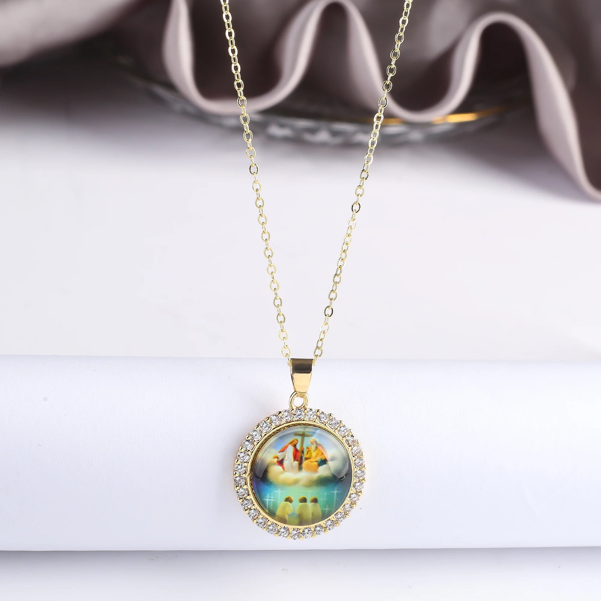 Simple Round Zirconia Acrylic Religious Pattern Theme Character Twist Chain Necklace Classic for Woman Party Jewelry Accessories Qme 7