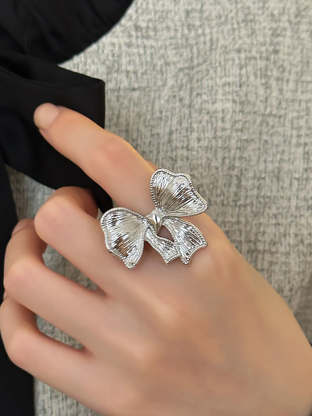 New Arrival Silver Color Metal Bow Knot Big Ring for Women Girls Ins Korean Simple Fashion Exaggerated Jewelry Gifts 2025 Qme