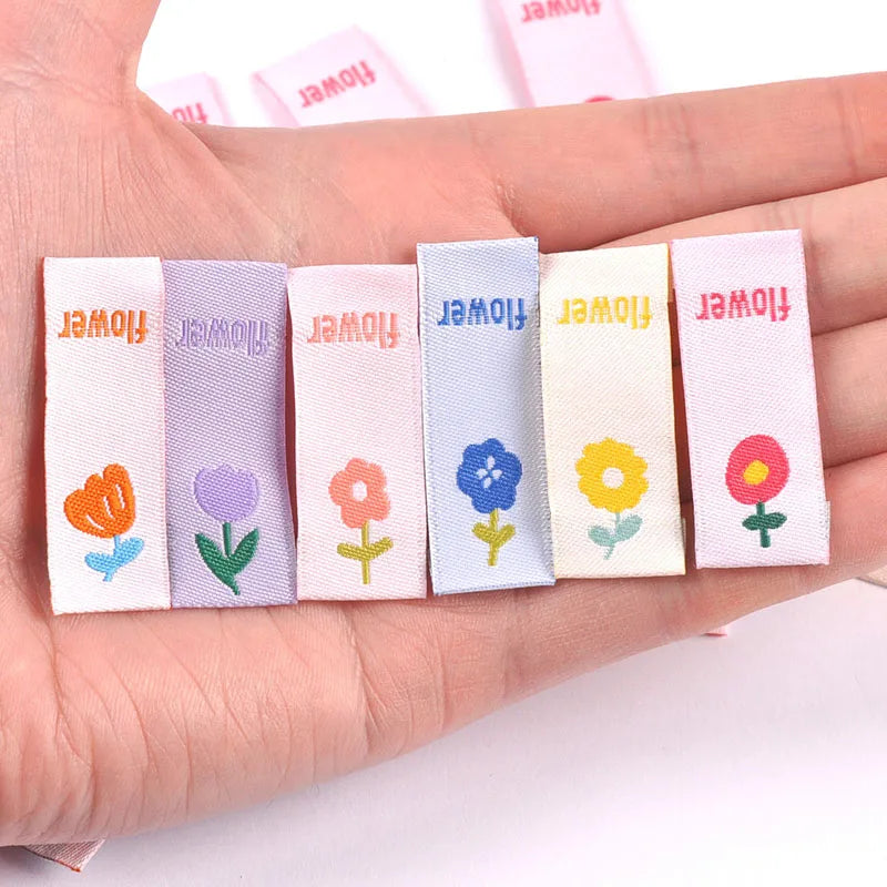 50pcs Cute Flower Embroidery Labels DIY Garment Accessories Handmade Clothing Bag Shoes Tags Kids Sewing Crafts 41x15mm c3630 Qme