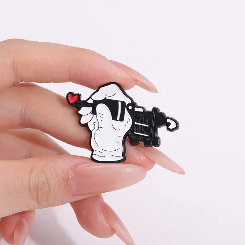 Creative Tattoo Gun Machine Red Heart Brooch Enamel Pin Funny Decorative Brooches Lapel Badges Jewelry Accessories Wholesale Qme