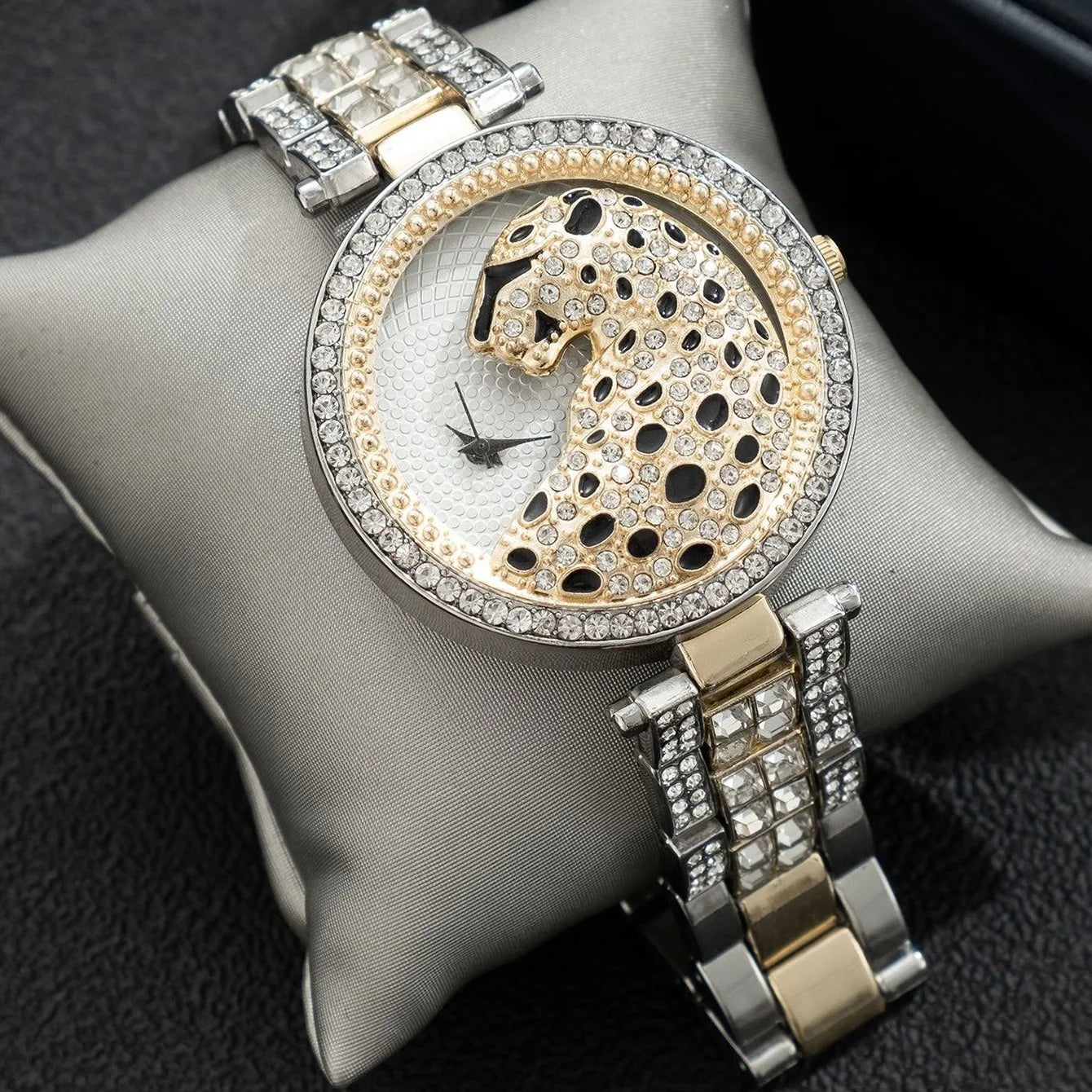 Leopard Inlaid Rhinestone Watch Elegant Hollow Minimalist Round Quartz Watch Women Jewelry Dress Watch Qme