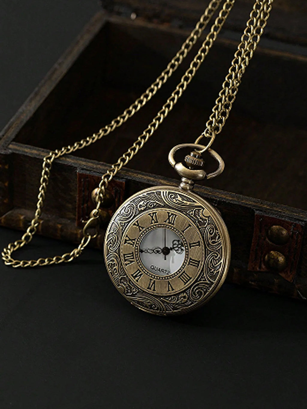 Personalized retro style pocket watch, fashionable, exquisite, versatile, creative hanging watch gift Qme