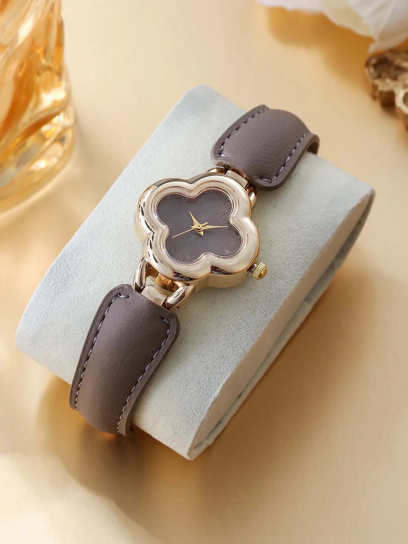 One piece set of creative four leaf clover French high-end temperament versatile Angola red retro style Qme khaki No