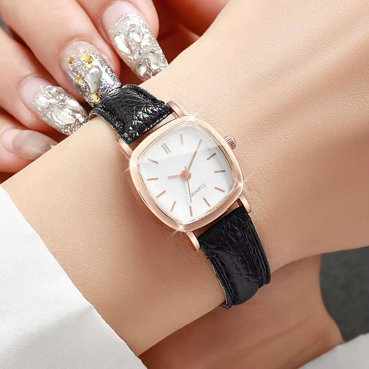 1 pcs Fashion Small Dial Female Strap Watches Simple Ladies Quartz Wrist Watches Qme black and white