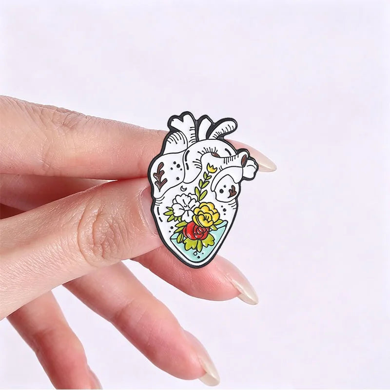 Retro Floral Human Heart Enamel Badge Anatomical Heart Rose Brooch Cute Lapel Pin Gift for Doctor Nurse Medical Lover Jewelry Qme