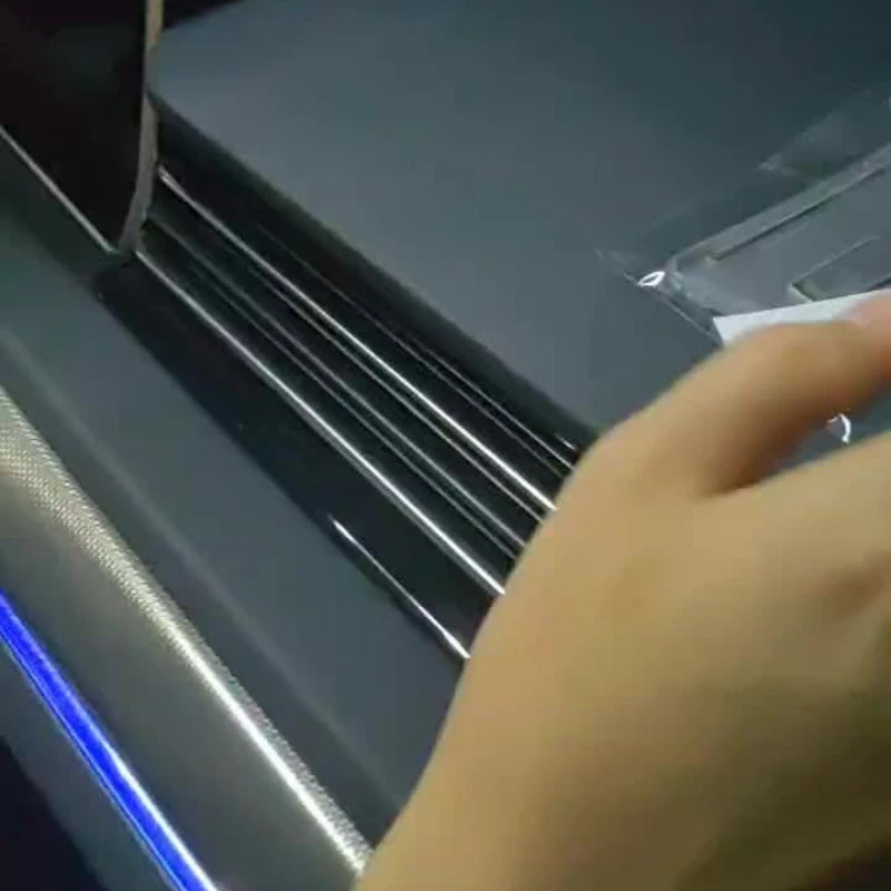 Windshield parking card holder, facilitating the operation of the safety door and the retrieval of identification cards. Qme