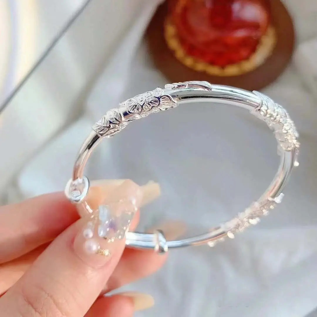 Embossed Flower Silver Plated Bracelet with Adjustable Floral Bangle for Fashionable Women's High-end Jewelry Accessories Qme