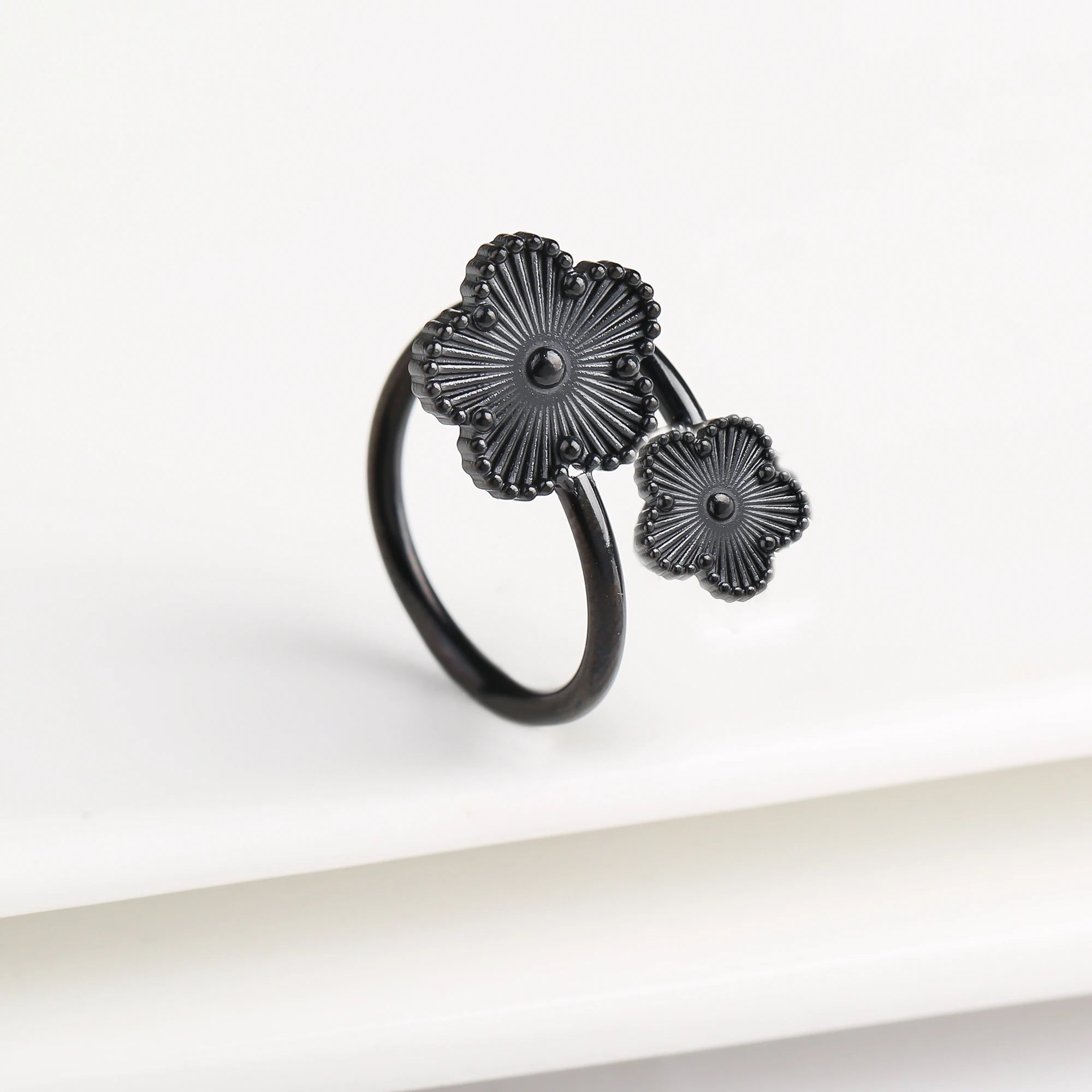 Classic Luxury Clover Metal Laser Stainless Steel Five Leaf Flower Open Ring Simple for Woman Girl New Fashion Party Jewelry Qme Black