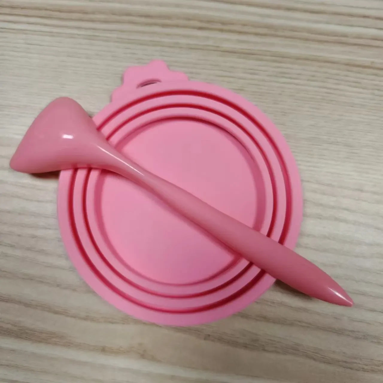 2pcs/set Reusable Pet Food Can Cover and Spoon Portable Dogs Cat Storage Tin Cap Lid Seal Cover Health Pet Supplies Pet Lids Can Qme Pink