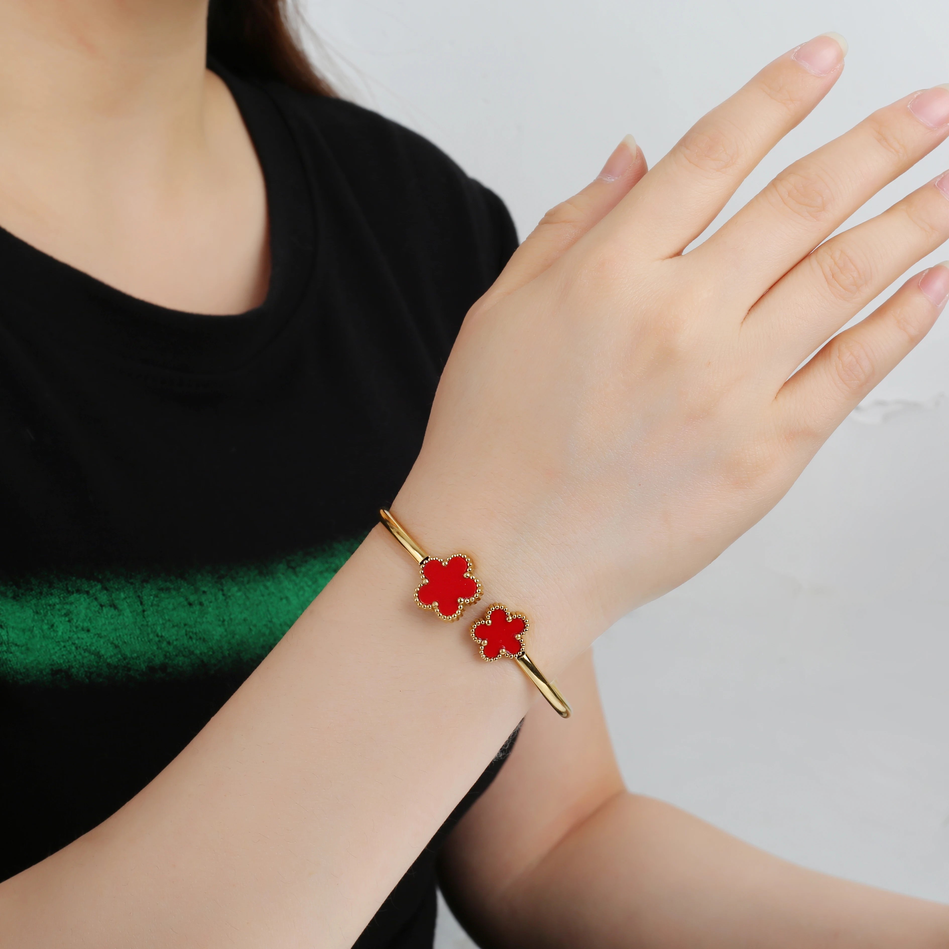 Fashion Stainless Steel Five Leaf Flower Open Bangle Bright Anti Allergy Waterproof Charm Texture High Quality Jewelry Clover Qme