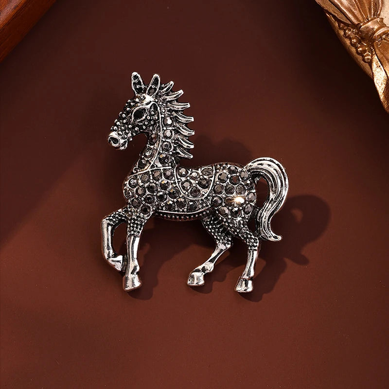 Classic Horse Brooches For Women Zodiac Animal Lapel Pins Casual Party Accessories New Year Gifts Friends Qme A8