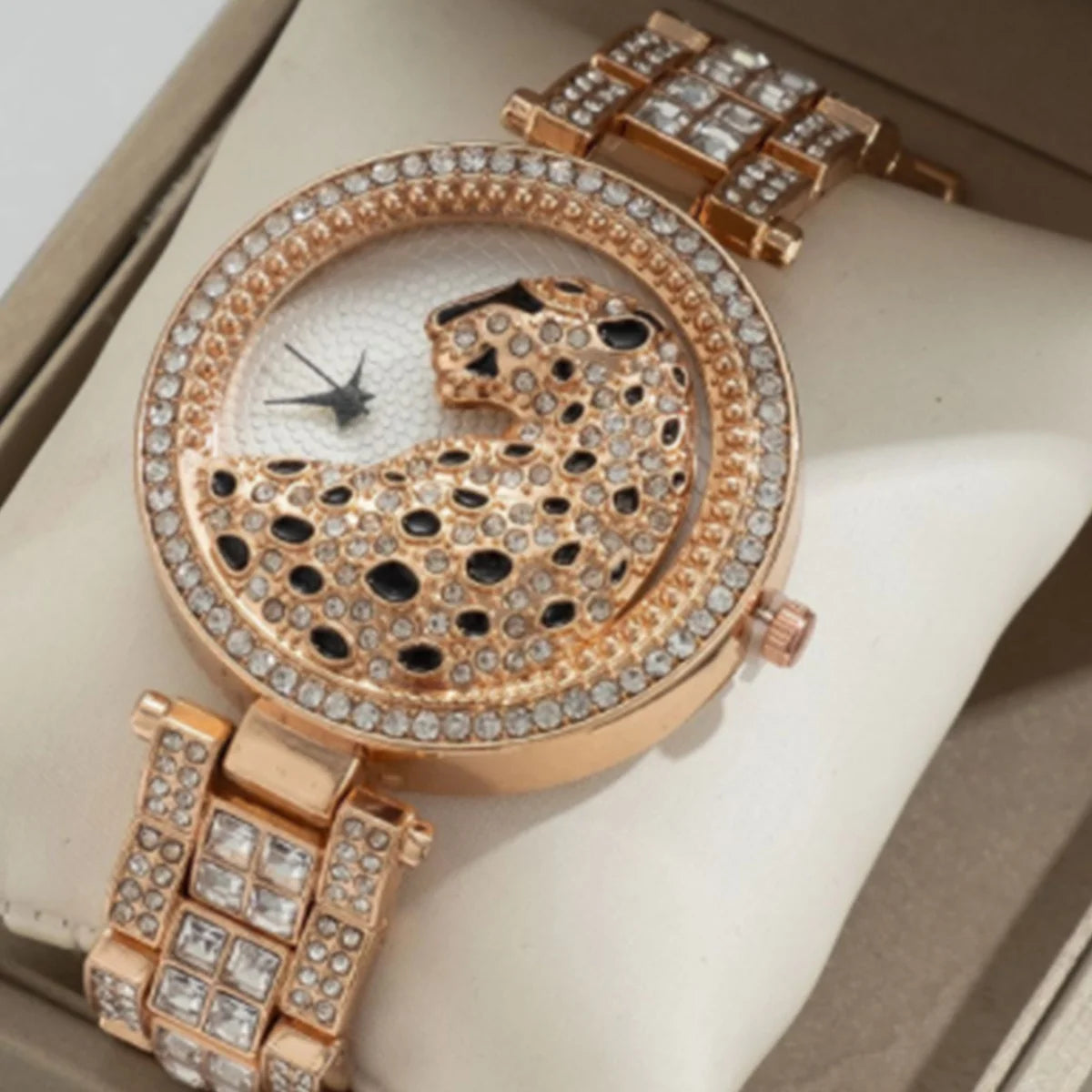 Leopard Inlaid Rhinestone Watch Elegant Hollow Minimalist Round Quartz Watch Women Jewelry Dress Watch Qme