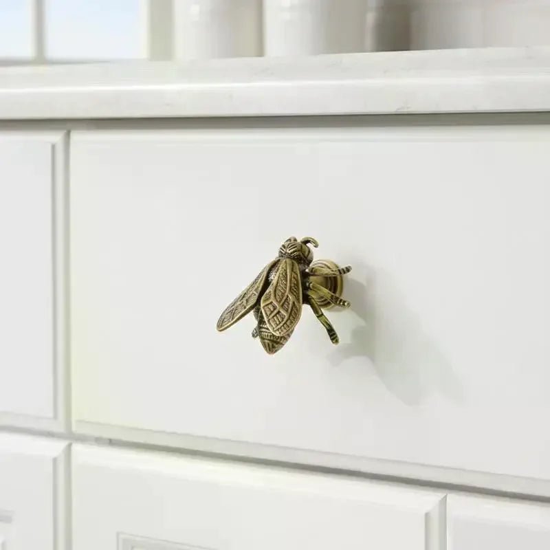 Creative Retro Bee Brass Handle Vintage Single Hole Cabinet Door Knobs Gold Furniture Hardware Wardrobe Drawer Pulls Dresser Qme