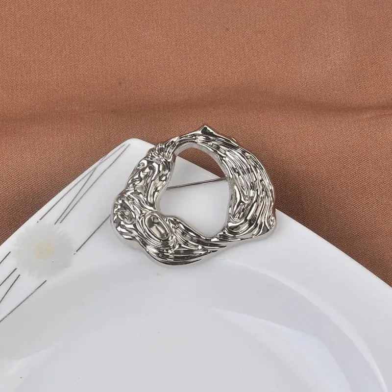 Trendy Gold Silver Color Big Round Brooches For Women Minimalist Metal Irregular Folded Pin Brooch Jewelry Gift Qme