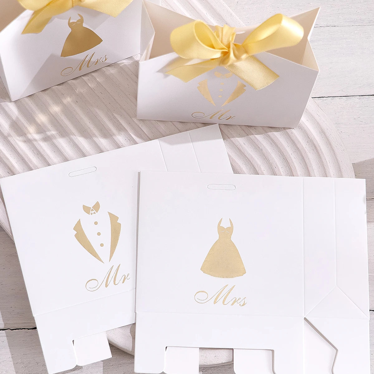 5-Piece Wedding Favor Boxes - Mini“Mr. and Mrs”。 Candy Boxes - Elegant Gold Printed Bride and Groom Design - Satin Bow - White Qme