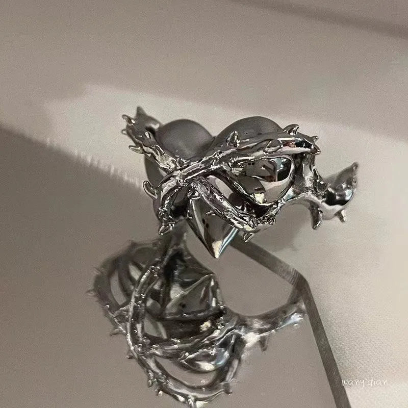 Dark Thorns Heart Ring Punk Hip Hop Gothic Lovers Heart Ring Fashion Street Men and Women Jewelry Gifts Qme