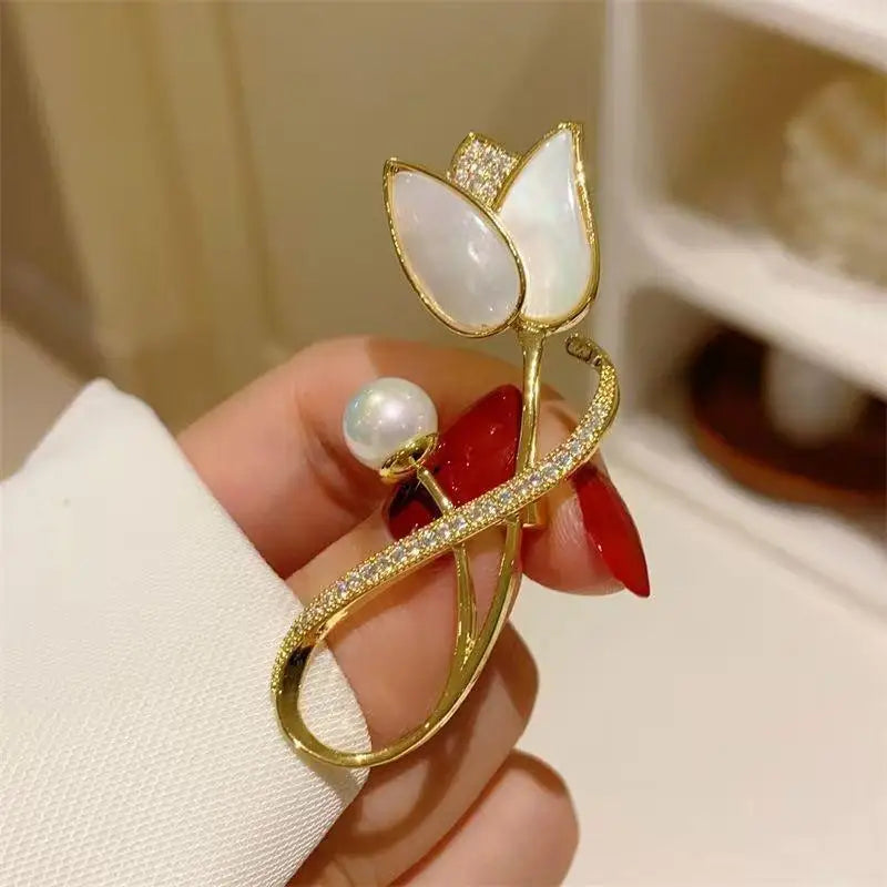 2026 Fashion New Style Temperament Rose Crystal Pearl Brooch Light Luxury Breast Flower Suit Coat Luxury Accessories Qme