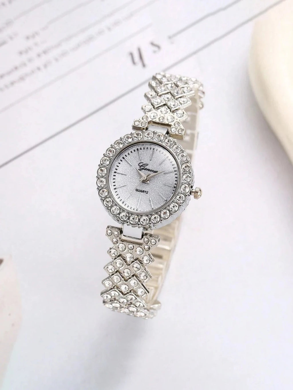 4-piece watch bracelet set, women's diamond quartz watch, women's high-end fashion student watch set Qme