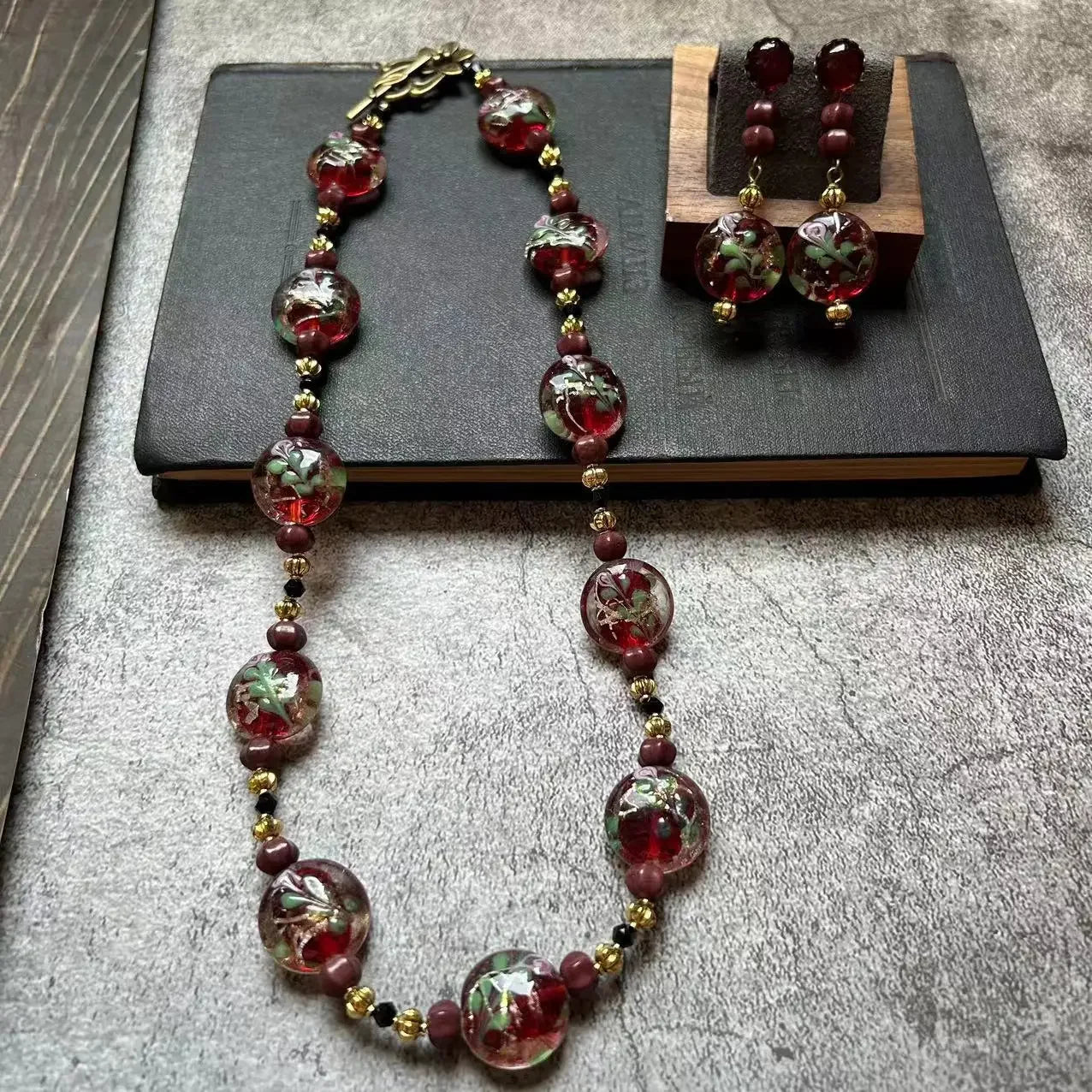 Vintage Flat Round Three-dimensional Red Green Flowers Glass Handmade Gold Foil Fashionable High-end Glass Bead Necklace Qme