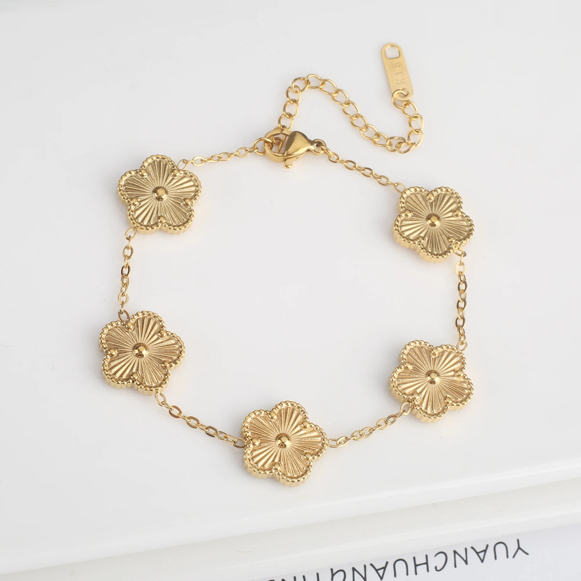 Light Luxury Stainless Steel Hot Sale Black and White Shell Five Leaf Flower Bracelet Simple Woman Fashion Daily Party Jewelry C Qme Bracelet 10