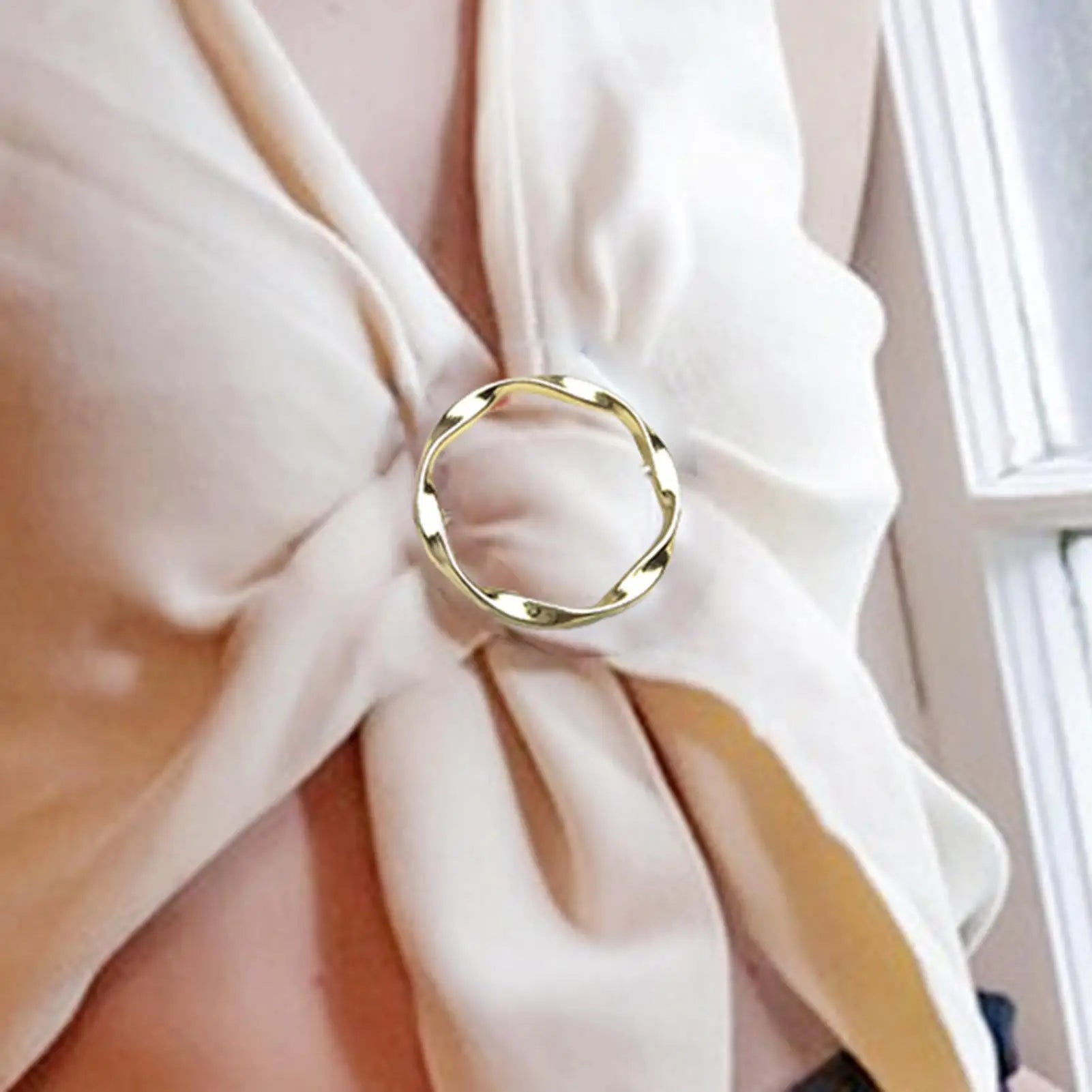 4pcs/Set Buckle Clothes For Women T-Shirt Tie Clips For Women Fashion Clothing Ring Wrap Holder Women Fashion Metal Buckle Qme